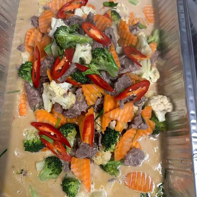 Biff i rød curry med brokkoli, blomkål, gulrøtter og rød chili i kokosmelksaus.