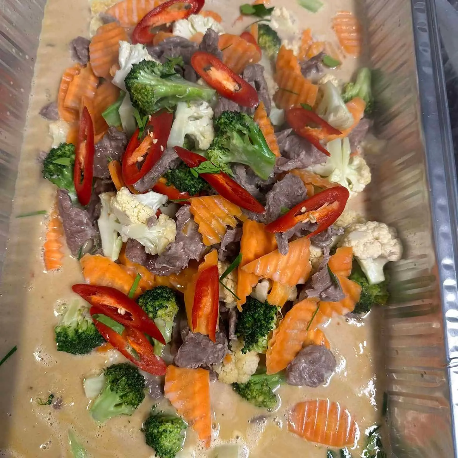 Biff i rød curry med brokkoli, blomkål, gulrøtter og rød chili i kokosmelksaus.