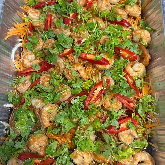 Scampisalat med koriander, rød chili og grønnsaker i sterk dressing.