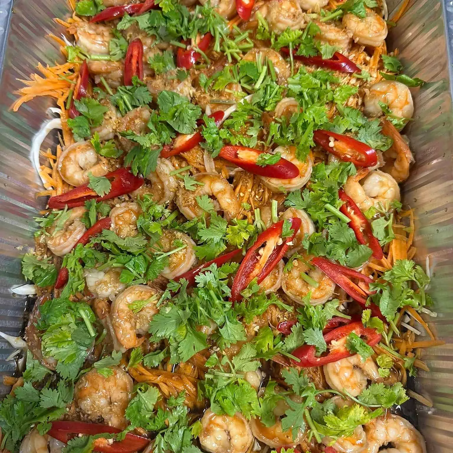 Scampisalat med koriander, rød chili og grønnsaker i sterk dressing.