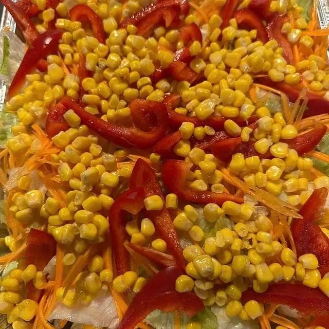 Salat med mais, paprika, gulrøtter og isbergsalat i aluminiumsform.
