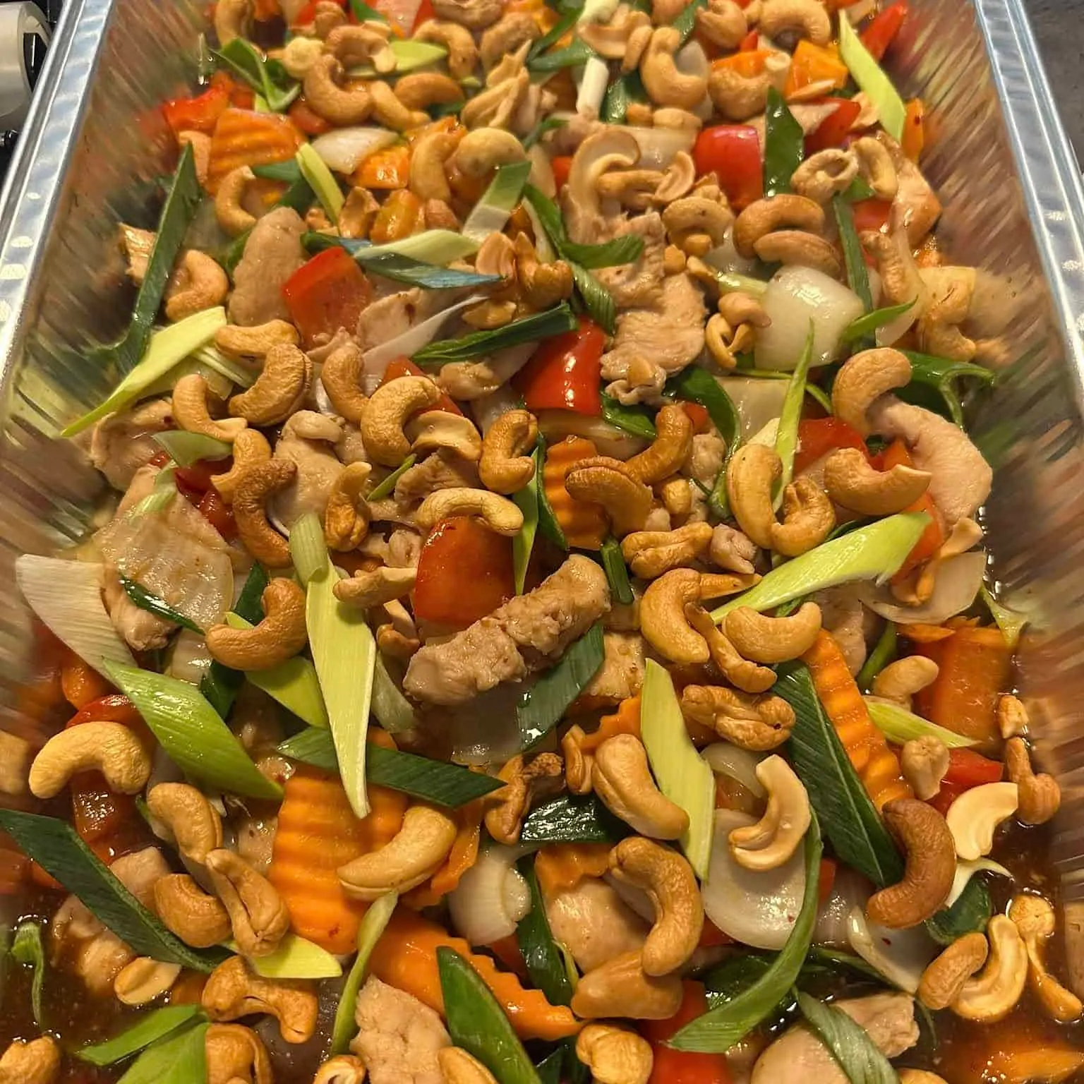Wok med kylling, cashewnøtter, gulrøtter, paprika, løk og vårløk.